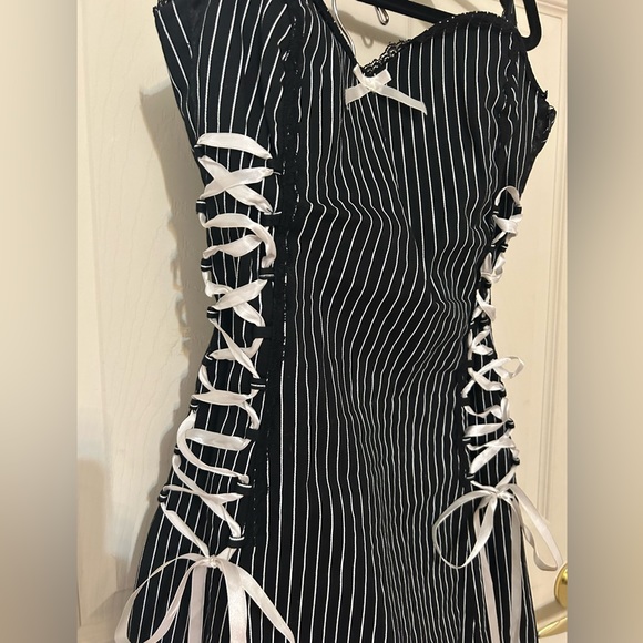 Gorgeous Black & White Stripe Vex Dress - Picture 3 of 7